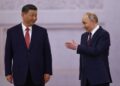 Presidentes Xi Jinping y Vladimir Putin en una ceremonia de bienvenida en Moscú.