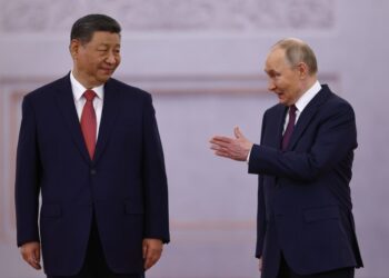 Presidentes Xi Jinping y Vladimir Putin en una ceremonia de bienvenida en Moscú.