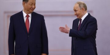 Presidentes Xi Jinping y Vladimir Putin en una ceremonia de bienvenida en Moscú.