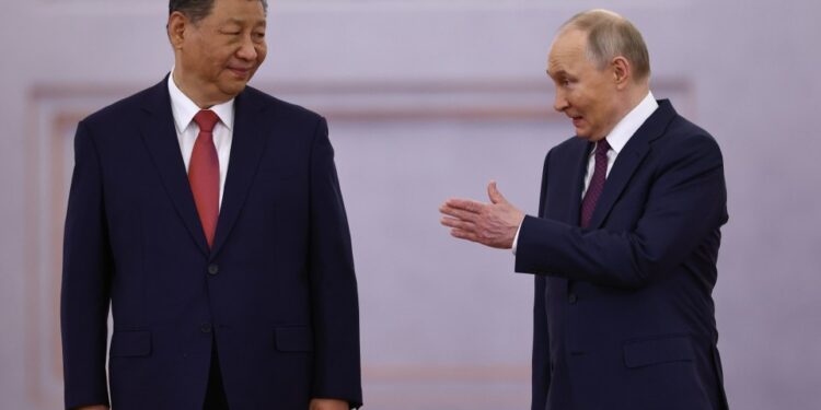 Presidentes Xi Jinping y Vladimir Putin en una ceremonia de bienvenida en Moscú.