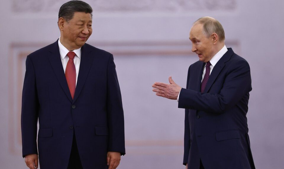 Presidentes Xi Jinping y Vladimir Putin en una ceremonia de bienvenida en Moscú.