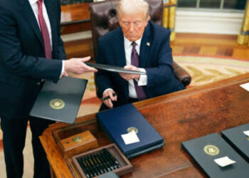 El presidente Donald Trump firma una serie de órdenes ejecutivas en la Casa Blanca el 20 de enero de 2025 en Washington, DC