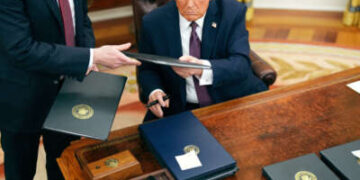 El presidente Donald Trump firma una serie de órdenes ejecutivas en la Casa Blanca el 20 de enero de 2025 en Washington, DC