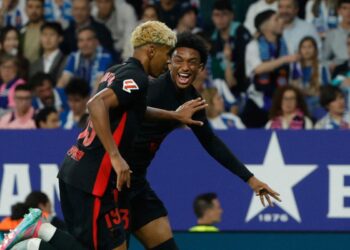 La Lamine Yamal de Barcelona, ​​a la izquierda, celebra con su compañero de equipo Alejandro Balde después de anotar el gol de apertura de su equipo durante un partido de fútbol español de La Liga entre Barcelona y Espanyol en el estadio olímpico de Lluis Company en Barcelona, ​​España, el 15 de mayo de 2025. (Joan Monfort/AP Photo)