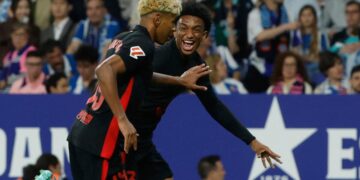 La Lamine Yamal de Barcelona, a la izquierda, celebra con su compañero de equipo Alejandro Balde después de anotar el gol de apertura de su equipo durante un partido de fútbol español de La Liga entre Barcelona y Espanyol en el estadio olímpico de Lluis Company en Barcelona, España, el 15 de mayo de 2025. (Joan Monfort/AP Photo)