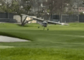 Pequeño avión que aterriza en un campo de golf.