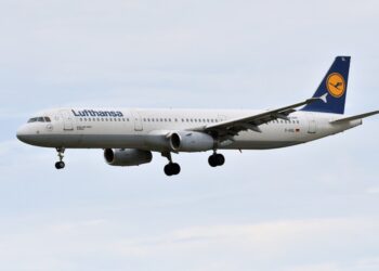 Lufthansa Airbus A321 Landing.