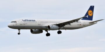 Lufthansa Airbus A321 Landing.