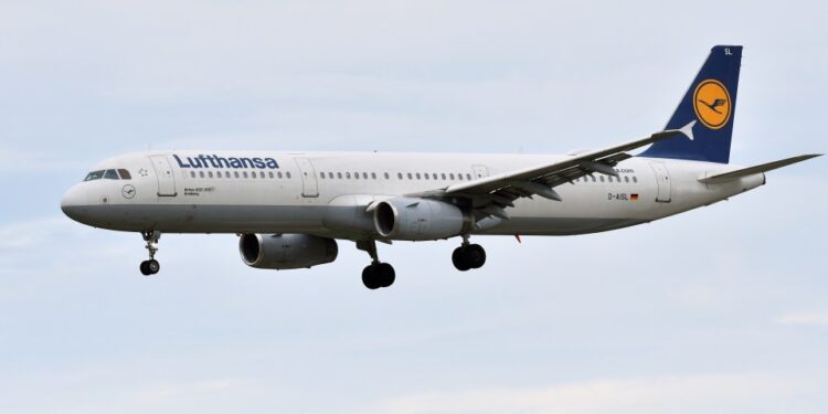 Lufthansa Airbus A321 Landing.