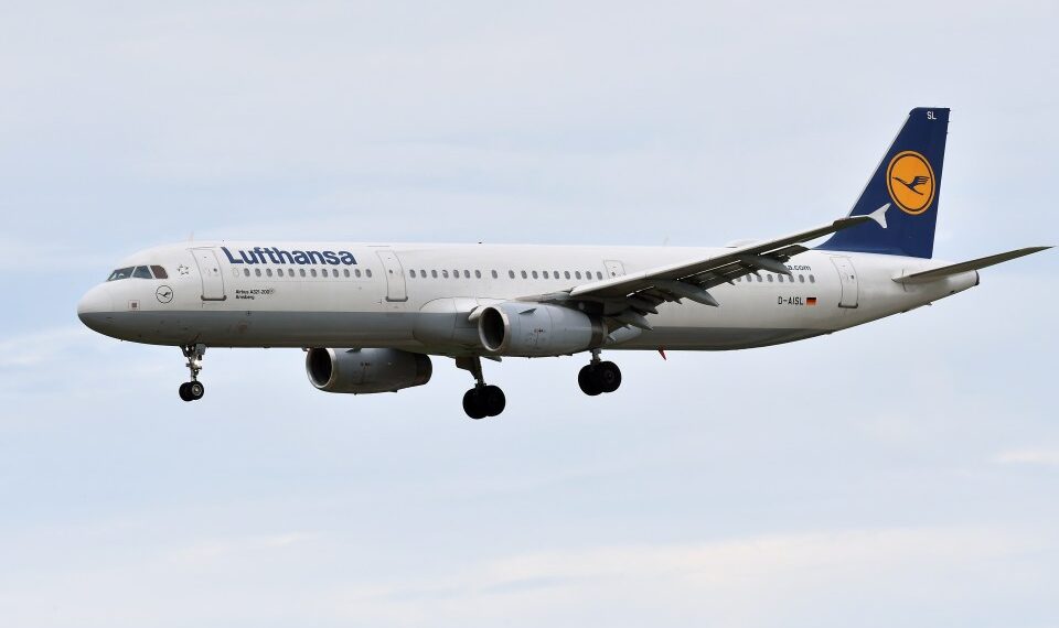 Lufthansa Airbus A321 Landing.