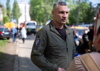 El alcalde de Kyiv, Vitali Klitschko, habla con los periodistas después de un ataque de misiles rusos.