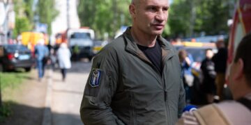 El alcalde de Kyiv, Vitali Klitschko, habla con los periodistas después de un ataque de misiles rusos.