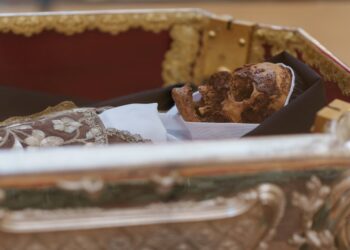 Restos de Santa Teresa de Jesús en un relicario.