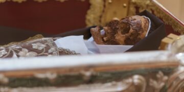 Restos de Santa Teresa de Jesús en un relicario.