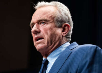 El Secretario de Salud y Servicios Humanos, Robert F. Kennedy, Jr., lleva a cabo una conferencia de prensa para discutir la última encuesta de la red de monitoreo de autismo y discapacidades del desarrollo de los Centros para el Control y la Prevención de Enfermedades, en el edificio de Hubert Humphrey el 16 de abril de 2025.