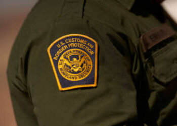 Se ve un parche de aduanas y protección fronteriza de los Estados Unidos en el brazo de un agente en las montañas de Jacumba el 6 de octubre de 2022 en el condado de Imperial, California.