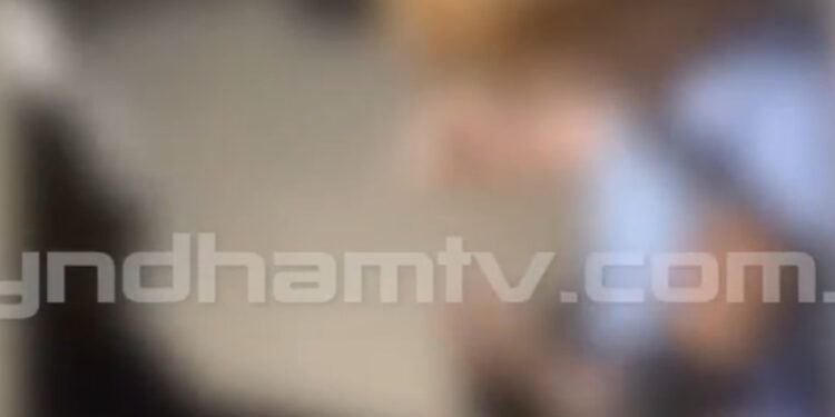 Imagen borrosa de una pelea en McDonald's.