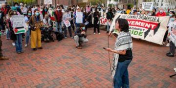 Un activista estudiantil de Harvard habla en una protesta contra la postura de Harvard en la Guerra de Gaza en Cambridge, Massachusetts, el 25 de abril de 2025.