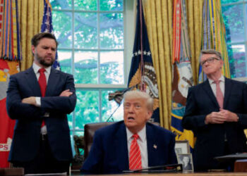 El presidente Donald Trump, junto con el vicepresidente JD Vance y Peter Mandelson, embajador británico en los Estados Unidos, se dirige a periodistas en la Oficina Oval de la Casa Blanca el 8 de mayo de 2025 en Washington, DC.