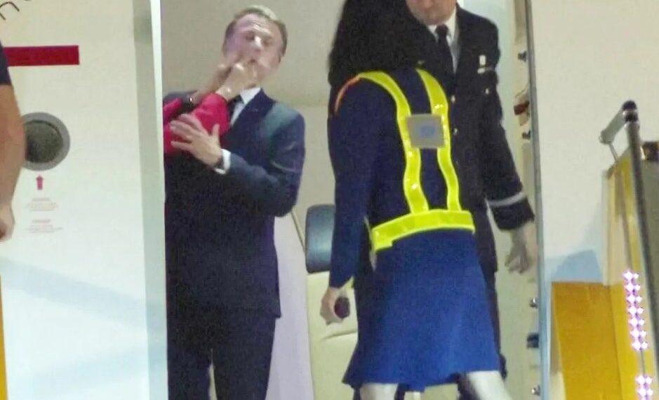 Emmanuel Macron fue abofeteado por una mujer cuando sale de un avión.