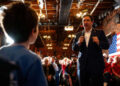 El gobernador de Florida, Ron DeSantis, habla con un niño durante un rally de campaña en el Cara Irish Pub & Restaurant el 19 de enero de 2024 en Dover, New Hampshire.