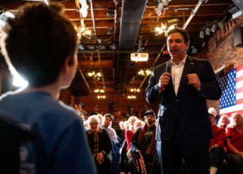 El gobernador de Florida, Ron DeSantis, habla con un niño durante un rally de campaña en el Cara Irish Pub & Restaurant el 19 de enero de 2024 en Dover, New Hampshire.