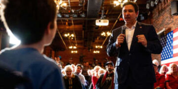 El gobernador de Florida, Ron DeSantis, habla con un niño durante un rally de campaña en el Cara Irish Pub & Restaurant el 19 de enero de 2024 en Dover, New Hampshire.