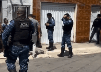 Oficiales de policía afuera de una casa.