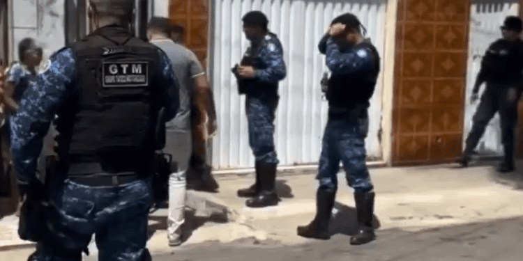 Oficiales de policía afuera de una casa.