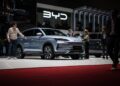Un auto modelo de Byd Seal U en el estrado del fabricante de automóviles chino en el Salón Internacional del Automóvil de Ginebra en Ginebra el 27 de febrero de 2024. (Fabrice Coffirini/AFP)