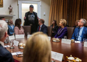 Elon Musk habla durante la primera reunión del gabinete del segundo mandato del presidente Donald Trump en la sala del gabinete de la Casa Blanca en Washington, DC, el 26 de febrero de 2025.