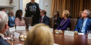 Elon Musk habla durante la primera reunión del gabinete del segundo mandato del presidente Donald Trump en la sala del gabinete de la Casa Blanca en Washington, DC, el 26 de febrero de 2025.