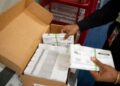 Las boletas en ausencia están preparadas para ser enviadas por correo en la Junta de Elecciones del Condado de Wake el 17 de septiembre de 2024 en Raleigh, Carolina del Norte.