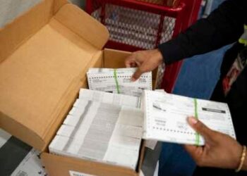 Las boletas en ausencia están preparadas para ser enviadas por correo en la Junta de Elecciones del Condado de Wake el 17 de septiembre de 2024 en Raleigh, Carolina del Norte.