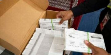 Las boletas en ausencia están preparadas para ser enviadas por correo en la Junta de Elecciones del Condado de Wake el 17 de septiembre de 2024 en Raleigh, Carolina del Norte.