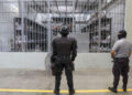 Los oficiales de la prisión guardan un bloque de celdas en la máxima seguridad de la penitenciaría Cecot (Centro para la vivienda obligatoria del terrorismo) el 4 de abril de 2025 en Tecoluca, San Vicente, El Salvador.