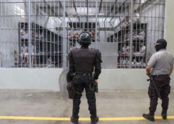 Los oficiales de la prisión guardan un bloque de celdas en la máxima seguridad de la penitenciaría Cecot (Centro para la vivienda obligatoria del terrorismo) el 4 de abril de 2025 en Tecoluca, San Vicente, El Salvador.