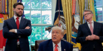 El presidente Donald Trump, junto con el vicepresidente JD Vance y Peter Mandelson, embajador británico en los Estados Unidos, se dirige a periodistas en la Oficina Oval de la Casa Blanca el 8 de mayo de 2025 en Washington, DC.