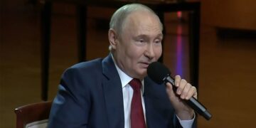 Vladimir Putin habló en un micrófono, afirmando que el amor se muestra de manera allá de besarse y abrazarse.