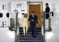 Emmanuel y Brigitte Macron desembarcando desde un avión.