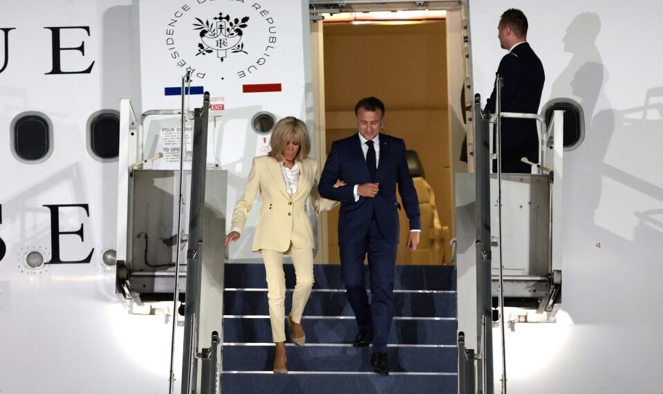 Emmanuel y Brigitte Macron desembarcando desde un avión.
