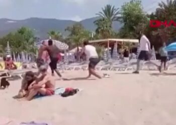 Una pelea de playa estalla entre varias personas.