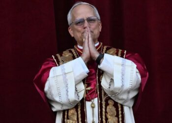 Papa Leo XIV apareciendo en un balcón.