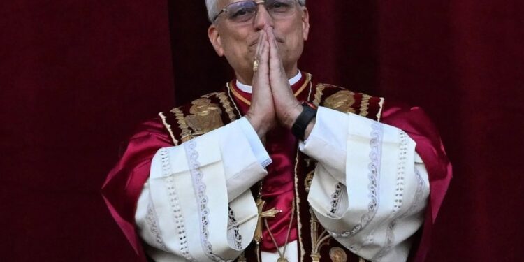 Papa Leo XIV apareciendo en un balcón.