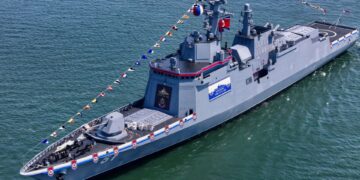 Vista aérea de un destructor norcoreano en su ceremonia de lanzamiento.