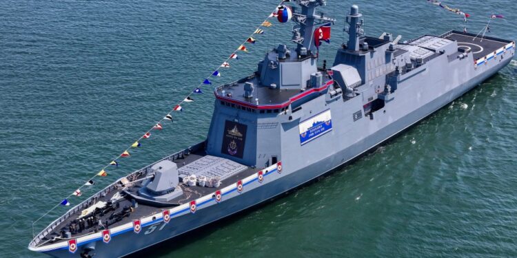 Vista aérea de un destructor norcoreano en su ceremonia de lanzamiento.