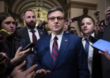 El orador Johnson dice que la Ley de facturas de presupuesto no desencadenará más gastos federales