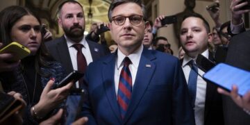 El orador Johnson dice que la Ley de facturas de presupuesto no desencadenará más gastos federales