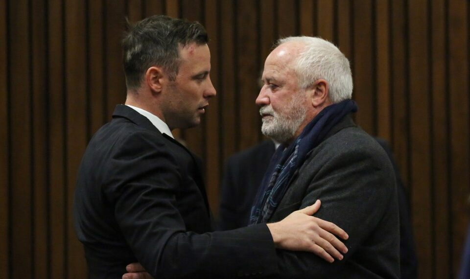 Oscar Pistorius abrazando a su padre en la corte.