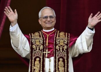 Papa Leo XIV saludando a la multitud.